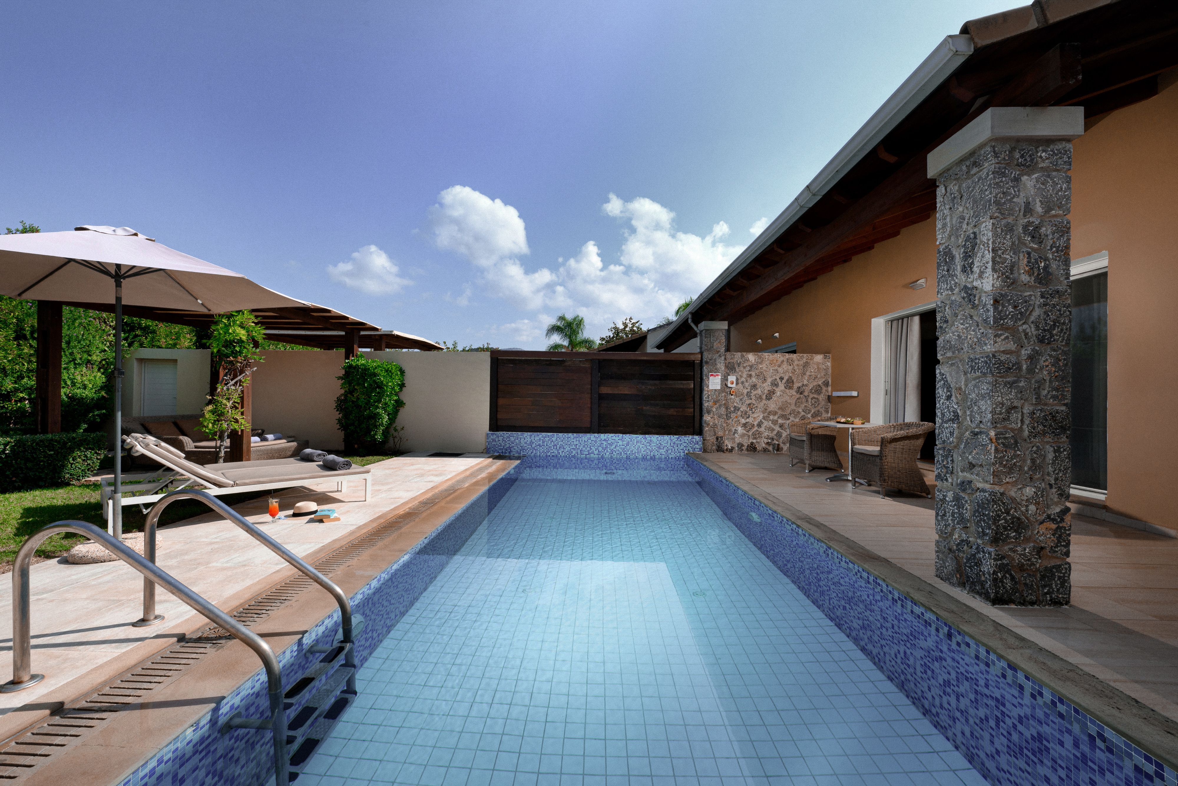 RESTIA_Premium suite with private pool & garden4.jpg