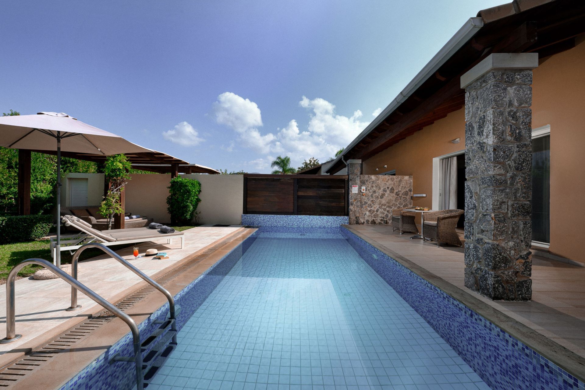 RESTIA_Premium_suite_with_private_pool_and_garden4_a4cab17a1c.jpg